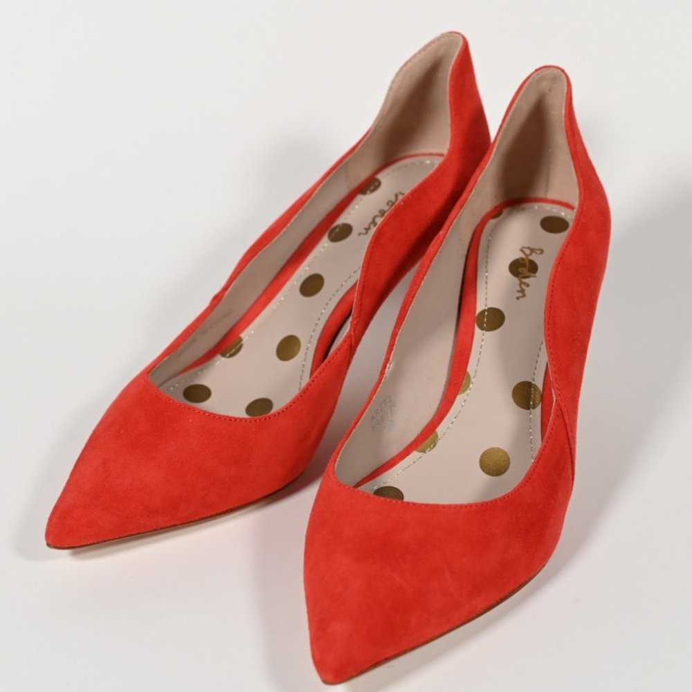 Boden Mid Wave Court Heels Suede in Red